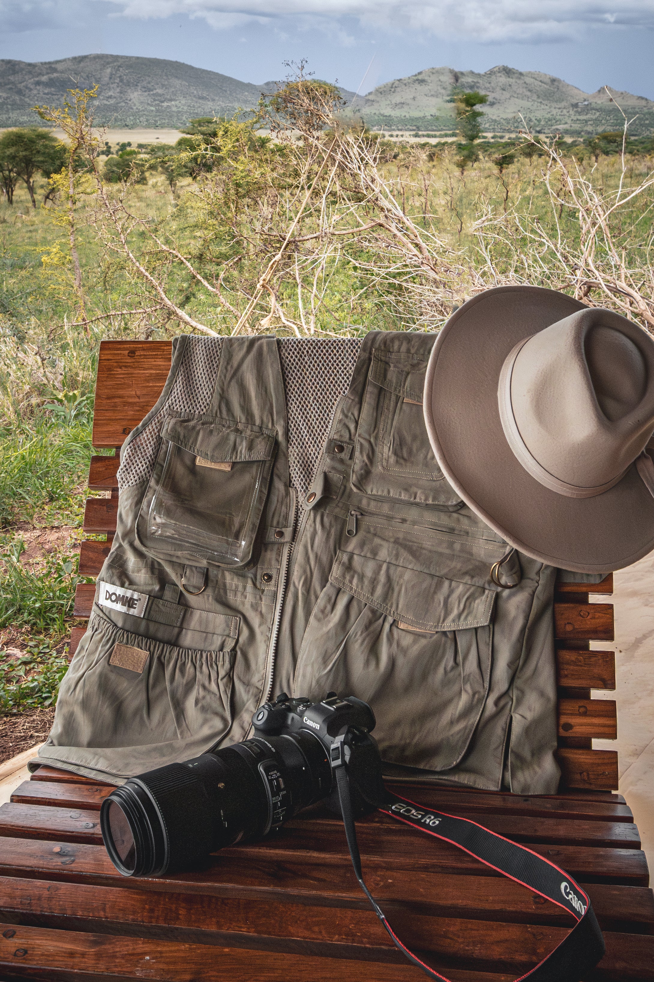 DOMKE PhoTOGS Vest - VEST-SAND-SM – The Tiffen Company